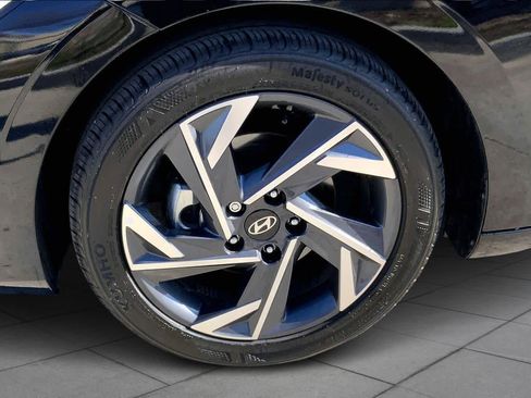 Used 2025 Hyundai Elantra Sport image 11