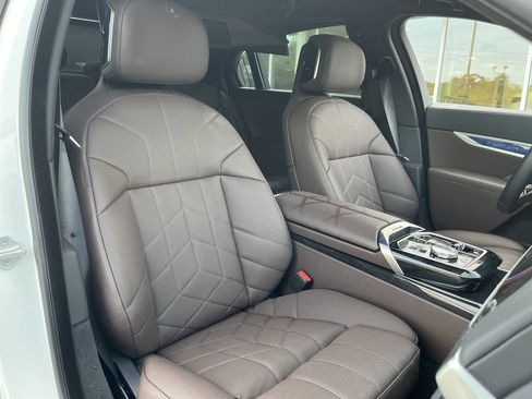 Certified 2025 BMW 740i w/ Premium Package RWD image 37