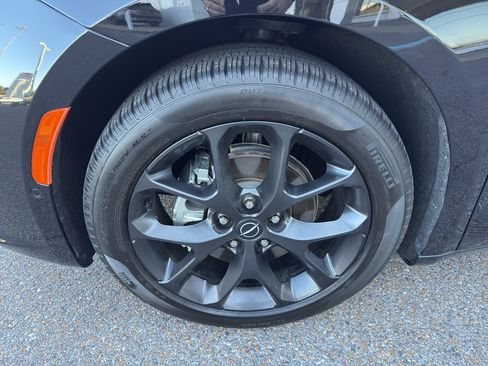 Used 2025 Chrysler Pacifica Limited FWD image 9