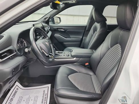 Used 2022 Toyota Highlander XSE image 11