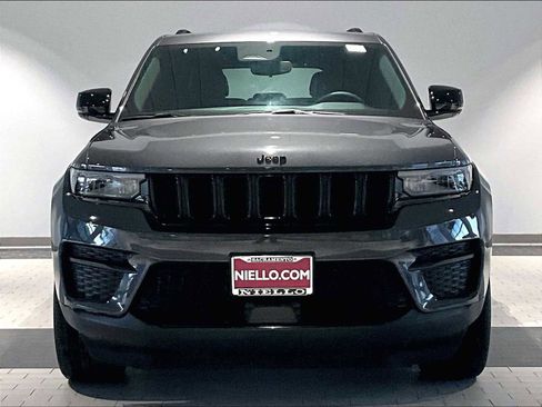 Used 2023 Jeep Grand Cherokee Altitude image 13