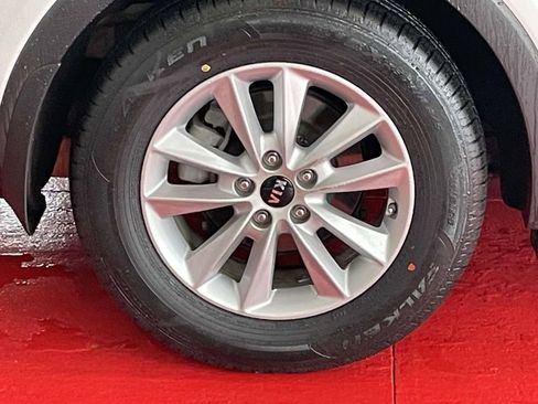 Used 2020 Kia Sorento LX image 11