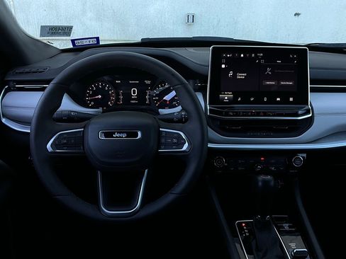 Used 2025 Jeep Compass Limited image 14