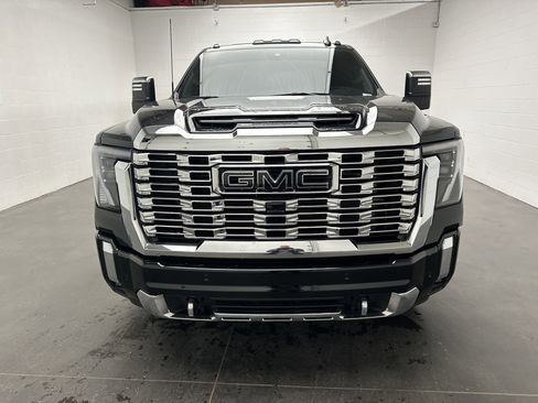 Used 2024 GMC Sierra 3500 Denali w/ Technology Package image 4
