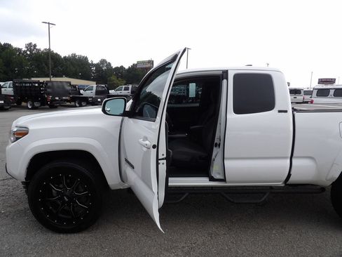 Used 2016 Toyota Tacoma SR5 w/ SR5 Appearance Package (SN) AWD/4WD image 13