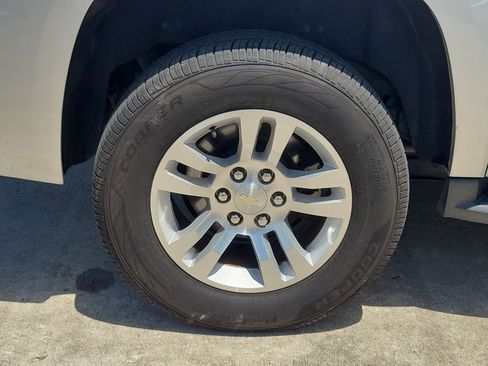 Used 2017 Chevrolet Suburban LT RWD image 5