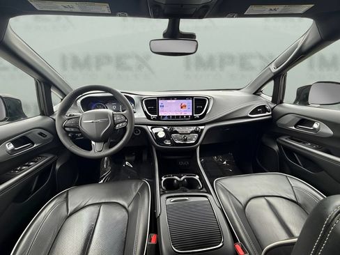 Used 2025 Chrysler Pacifica Limited FWD image 9
