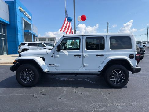 Used 2025 Jeep Wrangler Unlimited Sahara AWD/4WD image 5