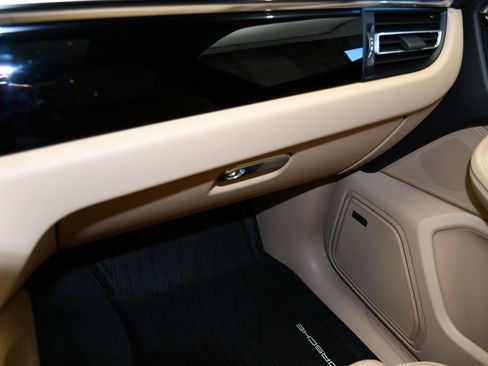 Certified 2023 Porsche Macan AWD/4WD image 33