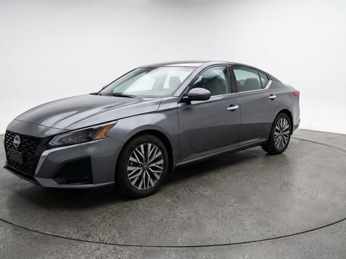 Used 2025 Nissan Altima 2.5 SV FWD image 3