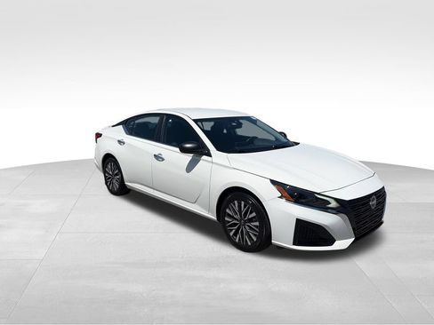 Used 2025 Nissan Altima 2.5 SV FWD image 8