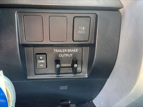 Used 2020 Toyota Tundra SR5 w/ SR5 Convenience Package image 28