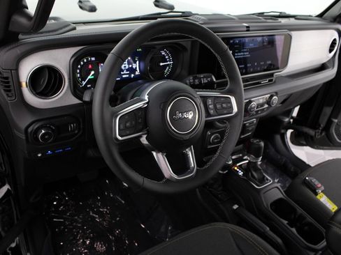 Used 2025 Jeep Wrangler Unlimited Sahara w/ Safety Group AWD/4WD image 8