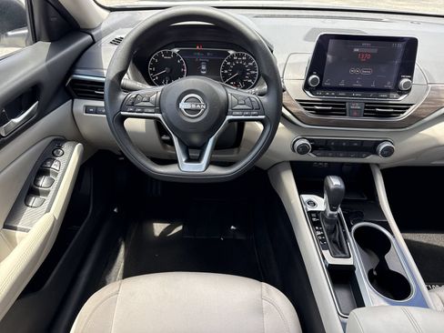 Used 2024 Nissan Altima 2.5 SV FWD image 12
