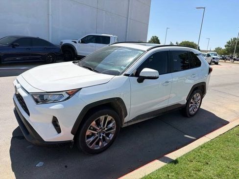Used 2020 Toyota RAV4 XLE Premium FWD image 2