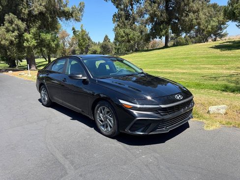 Used 2024 Hyundai Elantra SEL FWD image 2