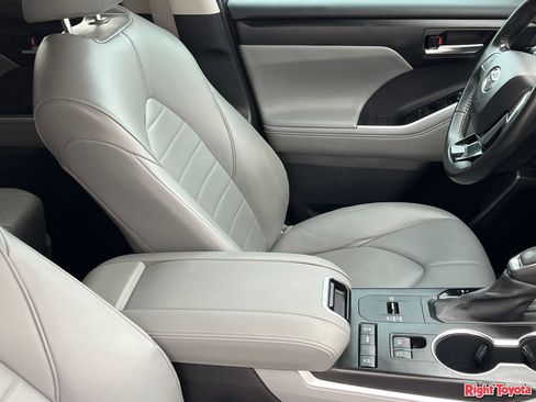 Certified 2021 Toyota Highlander XLE FWD image 14