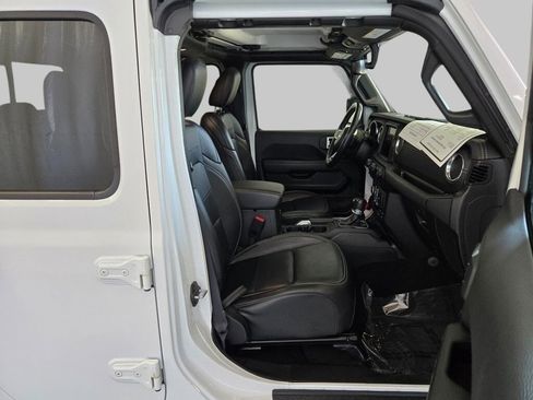 Used 2021 Jeep Gladiator Overland image 17