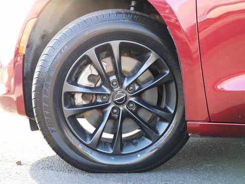 Used 2020 Chrysler Pacifica Touring-L w/ Advanced Safetytec Group image 2