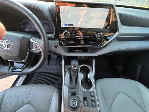 Used 2025 Toyota Highlander Platinum AWD/4WD image 18