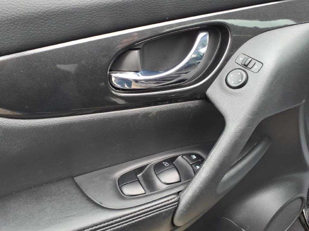 Used 2018 Nissan Rogue S AWD/4WD image 18