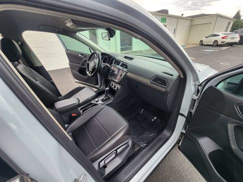 Used 2018 Volkswagen Tiguan SE AWD/4WD image 15