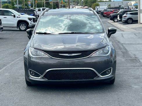 Used 2020 Chrysler Pacifica Touring-L FWD image 9