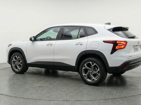 Used 2025 Chevrolet Trax LT FWD image 6