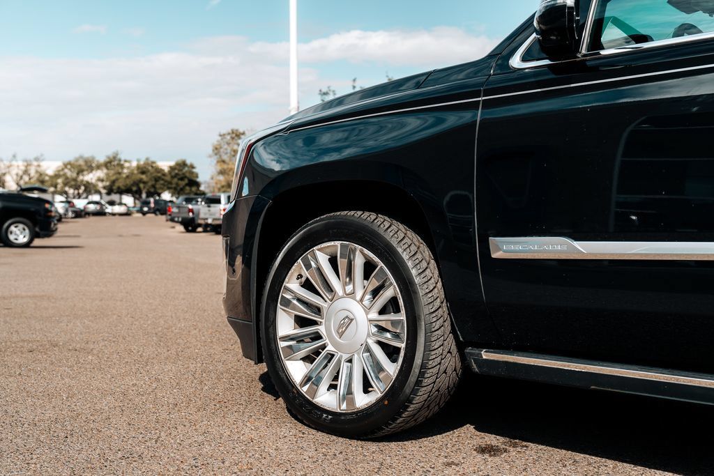 Used 2017 Cadillac Escalade Platinum AWD/4WD image 13