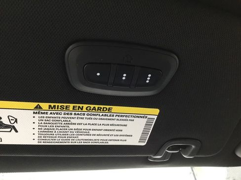 Used 2025 Chrysler Pacifica Limited image 22