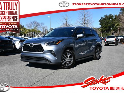 Certified 2023 Toyota Highlander XLE image 1