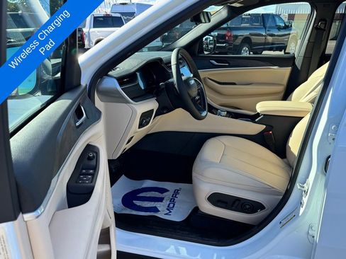 New 2025 Jeep Grand Cherokee Limited w/ Luxury Tech Group II image 17