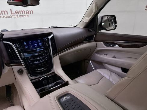 Used 2017 Cadillac Escalade ESV Luxury AWD/4WD image 25