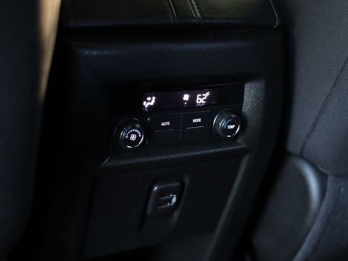Used 2023 Chevrolet Traverse LT FWD image 26