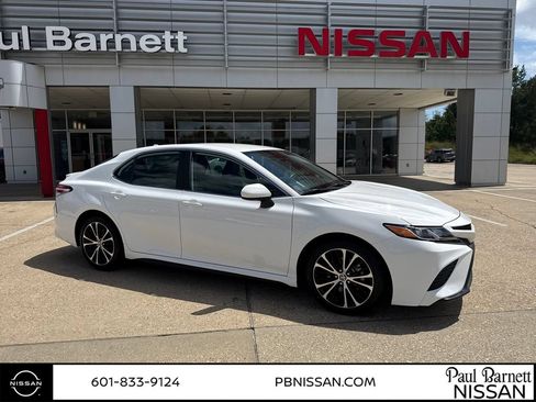 Used 2020 Toyota Camry SE FWD image 3