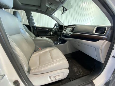 Used 2015 Toyota Highlander Limited image 25
