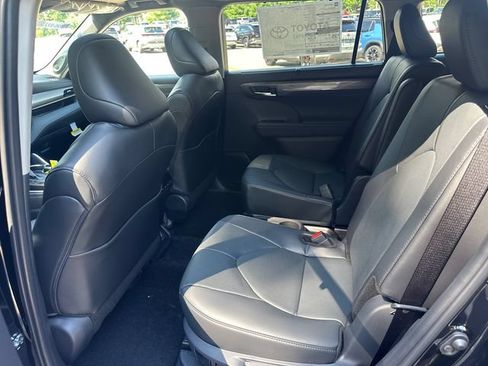 New 2026 Toyota Highlander Limited AWD/4WD image 15