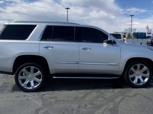 Used 2018 Cadillac Escalade Luxury AWD/4WD image 9