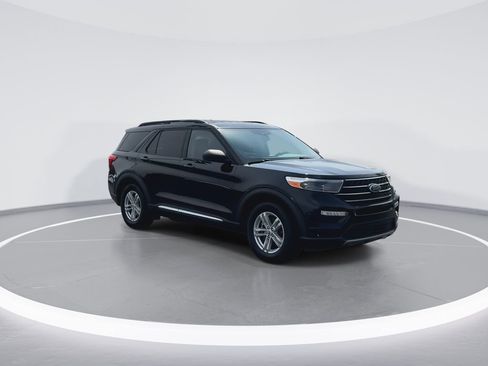 Used 2021 Ford Explorer XLT w/ Equipment Group 202A image 2