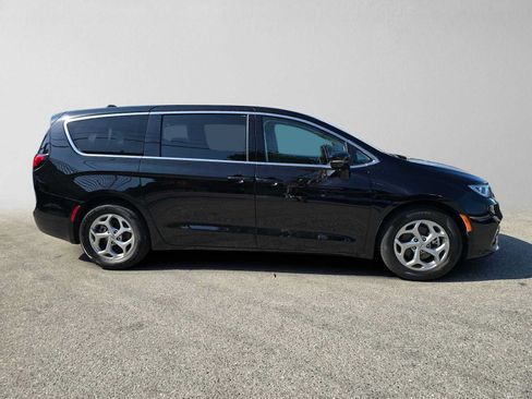 Used 2024 Chrysler Pacifica Limited FWD image 2
