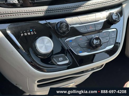 Used 2020 Chrysler Pacifica Limited FWD image 26