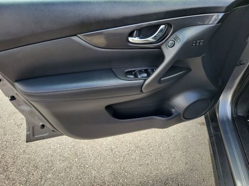 Used 2018 Nissan Rogue SV w/ Premium Package FWD image 15