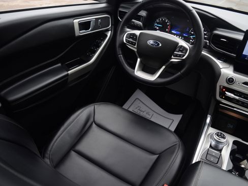 Used 2022 Ford Explorer XLT w/ Equipment Group 202A image 2