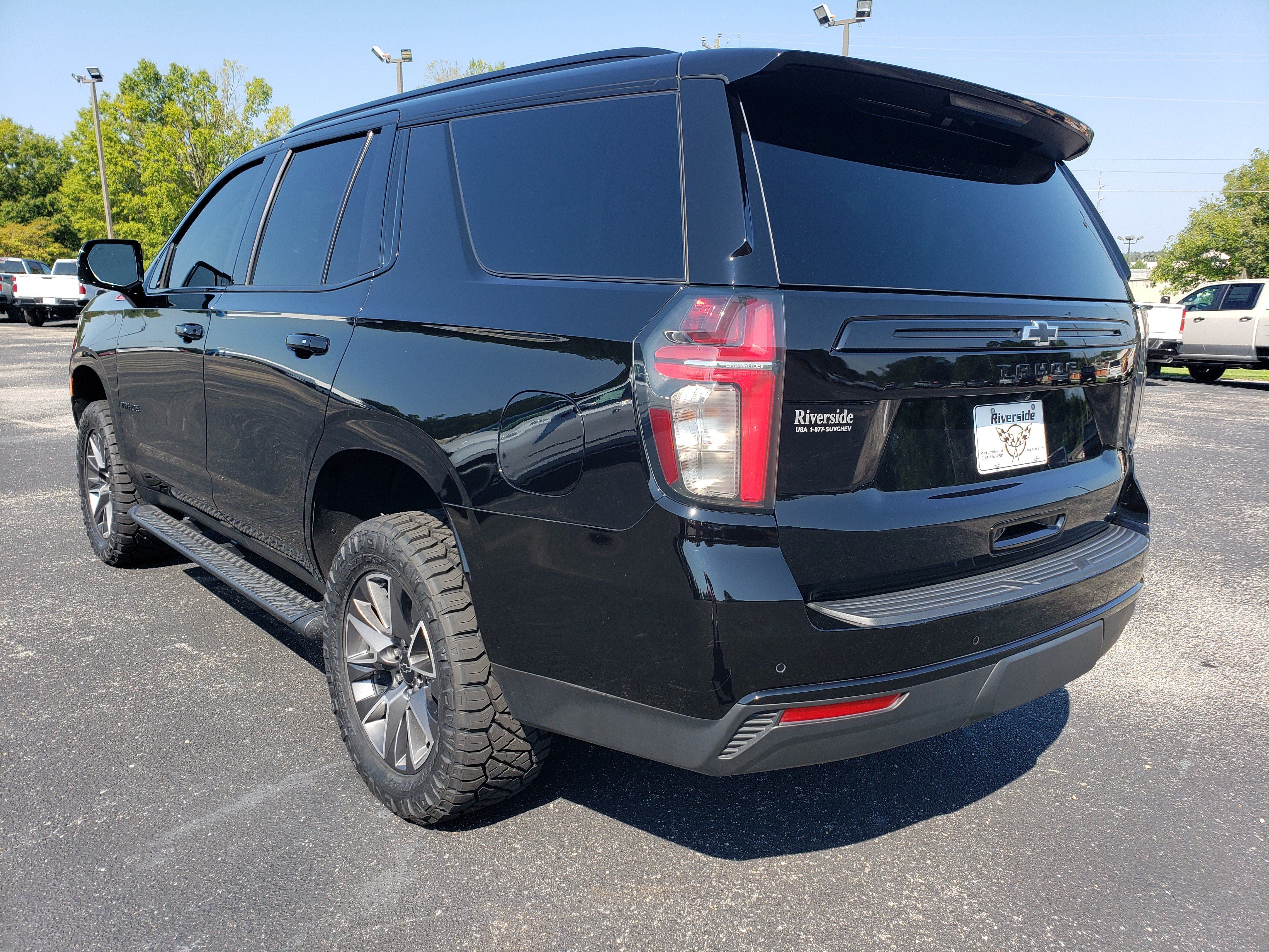 Used 2024 Chevrolet Tahoe Z71 w/ Luxury Package AWD/4WD image 3