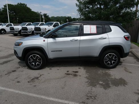 Used 2025 Jeep Compass Trailhawk AWD/4WD image 9
