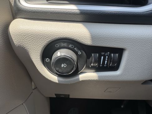Used 2023 Chrysler Pacifica Touring-L FWD image 31