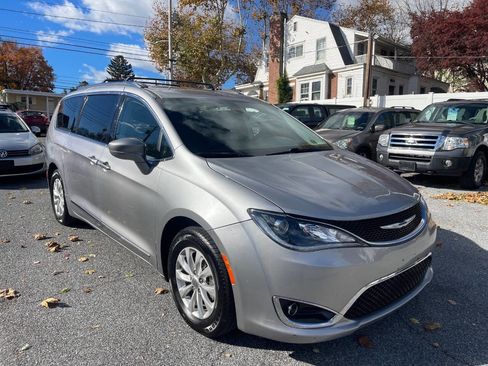 Used 2018 Chrysler Pacifica Touring-L image 8