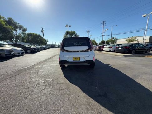 Used 2025 Kia Soul LX w/ LX Technology Package FWD image 12
