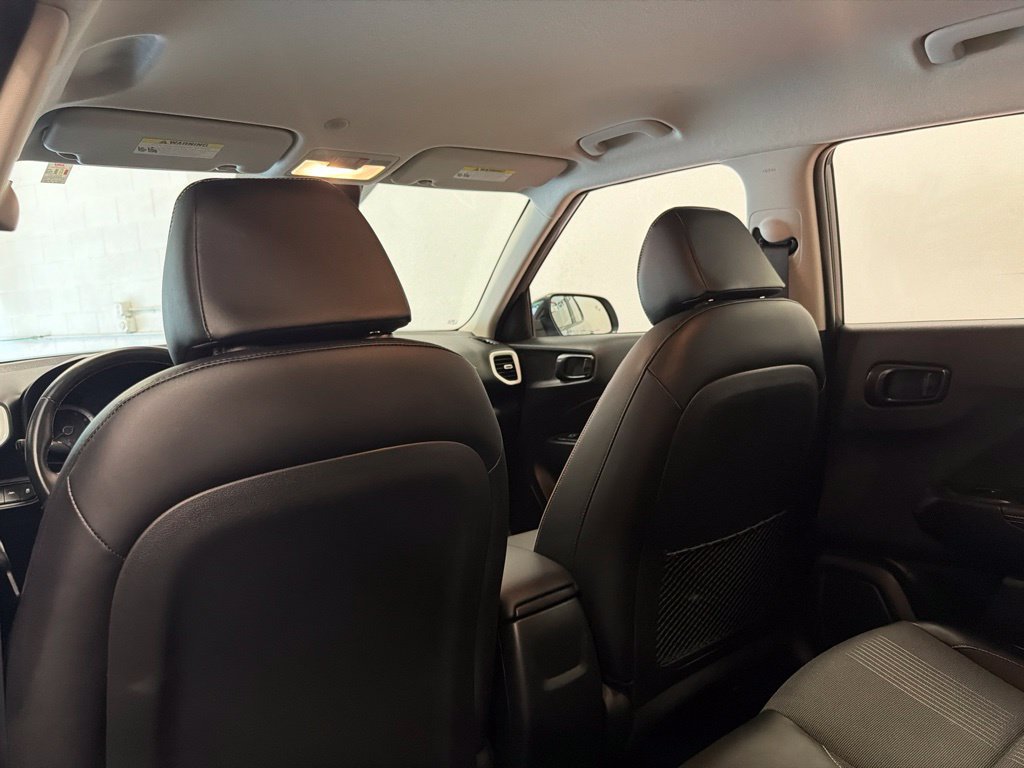 Used 2022 Hyundai Venue Limited FWD image 14