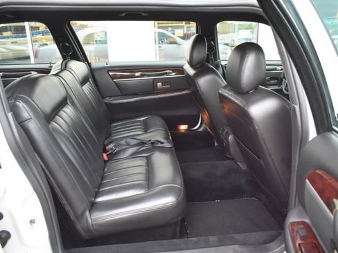 Used 2008 Lincoln Town Car Executive RWD image 39